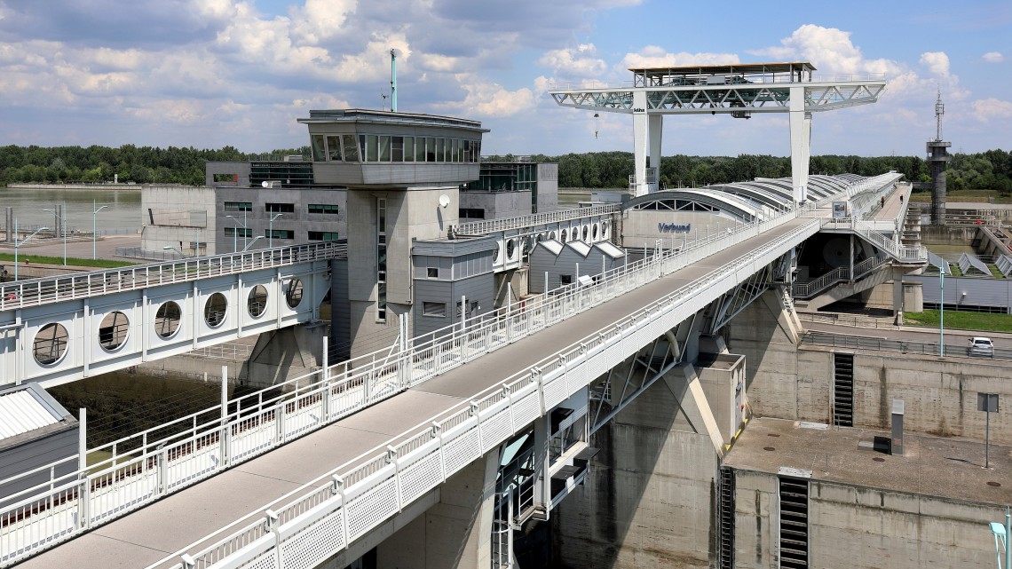 Südwestansicht des Kraftwerkes mit der Fußgängerbrücke und im Vordergrund die Schleusenanlage (2018)